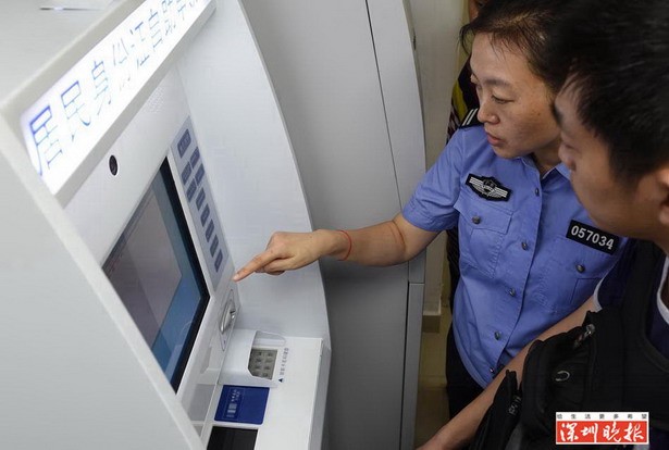 群众只需根据机器提示,输入身份证号码或读取身份证,扫描照相回执