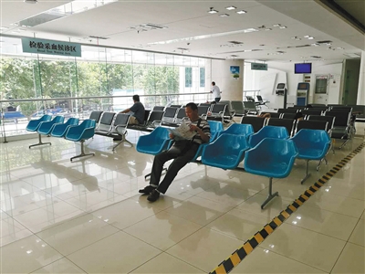 8月9日，镇江市第一人民医院，曾经的输液区变得冷清，被改为&ldquo;采血区&rdquo;。新京报记者 李丹丹 摄