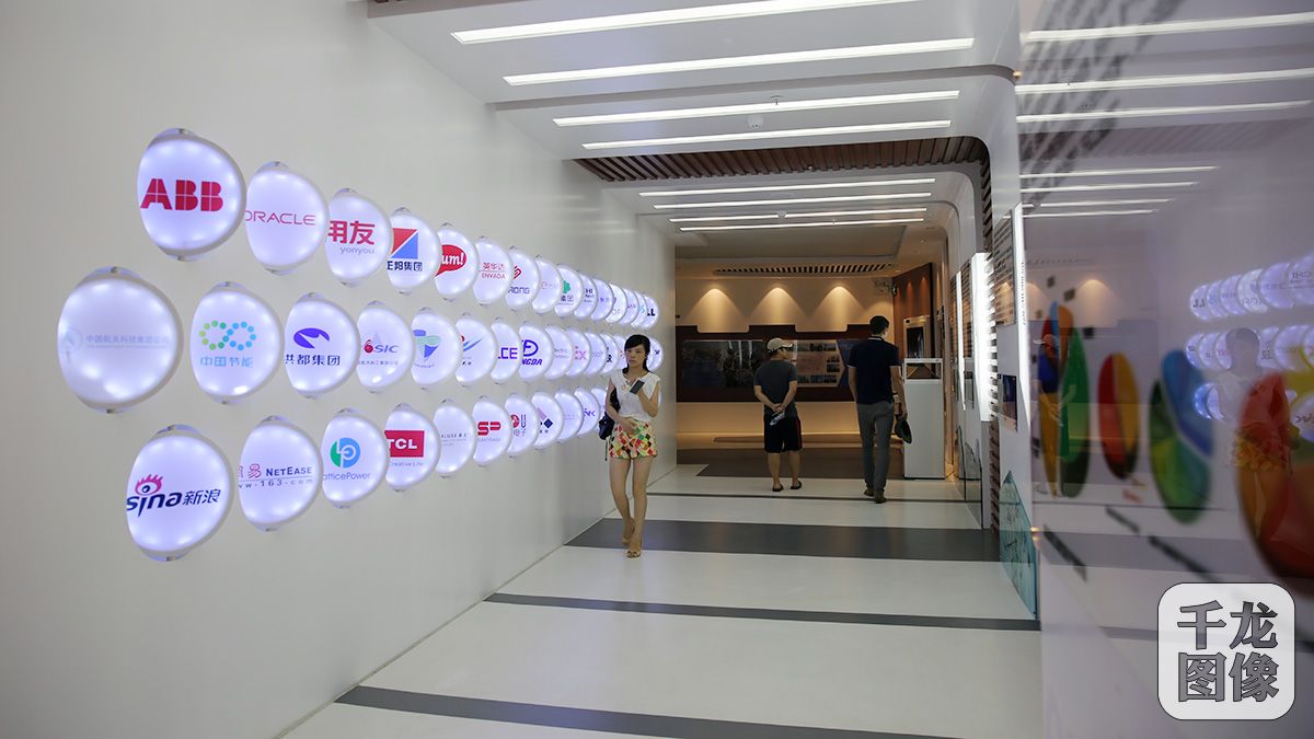 (1)8月26日,-南昌高新区集聚各类企业6000余家,其中,世界500强企业15家,上市公司21家,主营业务收入过百亿元企业有4家,超10亿元企业有20 家。图为入驻高新区企业的标牌