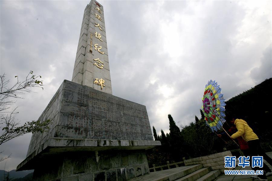 学生在湖北恩施咸丰县忠堡大捷烈士纪念碑前敬献花圈(2011年3月26日摄