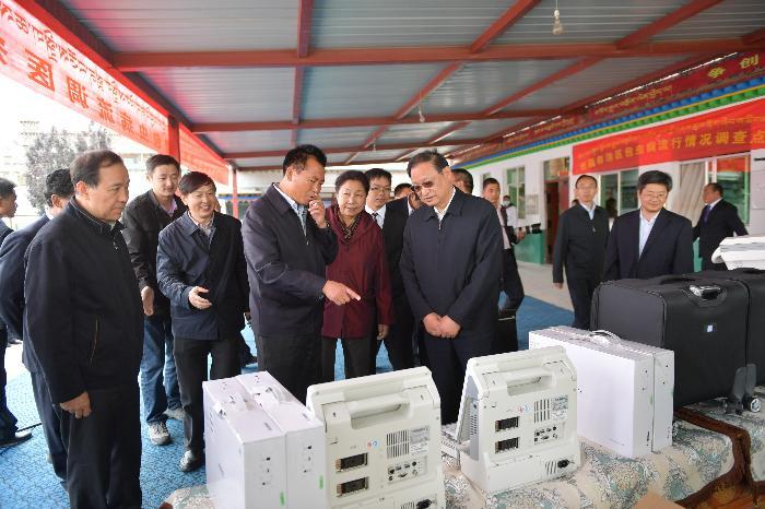 王国强副主任在西藏自治区德吉副主席陪同下视察山南市扎囊县包虫病