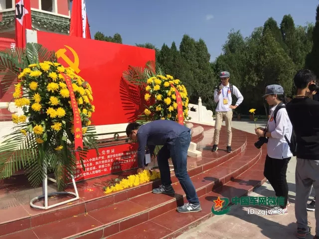 敬献花束.