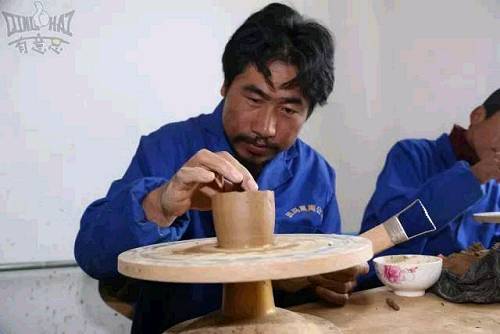 藏族古老的黑陶工艺已有上千年历史，至今仍保留着原始的手工制作方法。班玛黑陶种类繁多，有壶、灯盏、罐、坛等，既是藏族人的日常用品、工艺品，又是当地藏族的宗教文化活动必不可少的信仰用品。