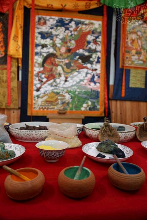 17世纪四世班禅罗藏曲吉尖时期的五明智者，特别对工艺巧明独树一帜的活佛曲杨嘉措开创的&ldquo;集成唐卡&rdquo;在卫藏很盛兴。&ldquo;嘉措集成唐卡&rdquo;指的是刺绣、堆绣及绘画等多个手工艺相结合的制作法。他的主要特点做工精细绝美、色彩鲜亮、不易褪色，具有传统唐卡艺术特点。