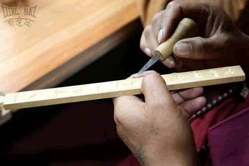 班玛民间木雕历史悠久，应用广泛，是优秀的民间艺术之一木雕，在班玛民间多作门窗、佛金、器具用品和工艺品装饰，广布每个家庭，已形成多种风格。木雕可分为立体圆雕、根雕、浮雕三大类。其中《红莲怒放》、《格萨尔王》等是班玛民间木雕艺人表现的传统主题。