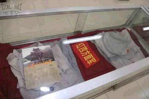 红军沟原名子木达沟，位于青海省果洛州班玛县以南39公里处的子木达沟。1936年6月底，红二方面军和红四方面军约2.5万余人进入青海，在班玛地区休整期间，向群众宣传党的民族政策、政治主张和革命道理，并在石壁上写下&ldquo;北上响应全国抗日反蒋斗争!安庆宣&rdquo;的标语,至今字迹清晰醒目。这是中国工农红军二万五千里长征惟一经过青海的地方。为了表达对红军的怀念，当地群众把子木达沟改名为&ldquo;红军沟&rdquo;。2012年12月被青海省委宣传部命名为青海省爱国主义教育基地。