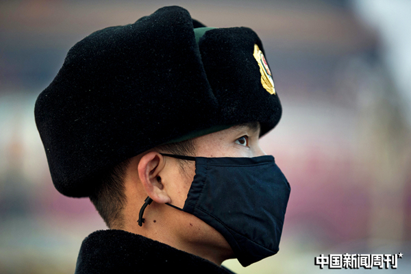 雾霾天气中,戴着口罩在天安门广场执勤的警员.