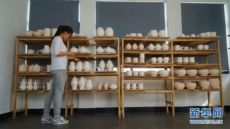 "90后"成员何雅芬在清点瓷坯(10月20日摄).   新华社记者 胡晨欢摄