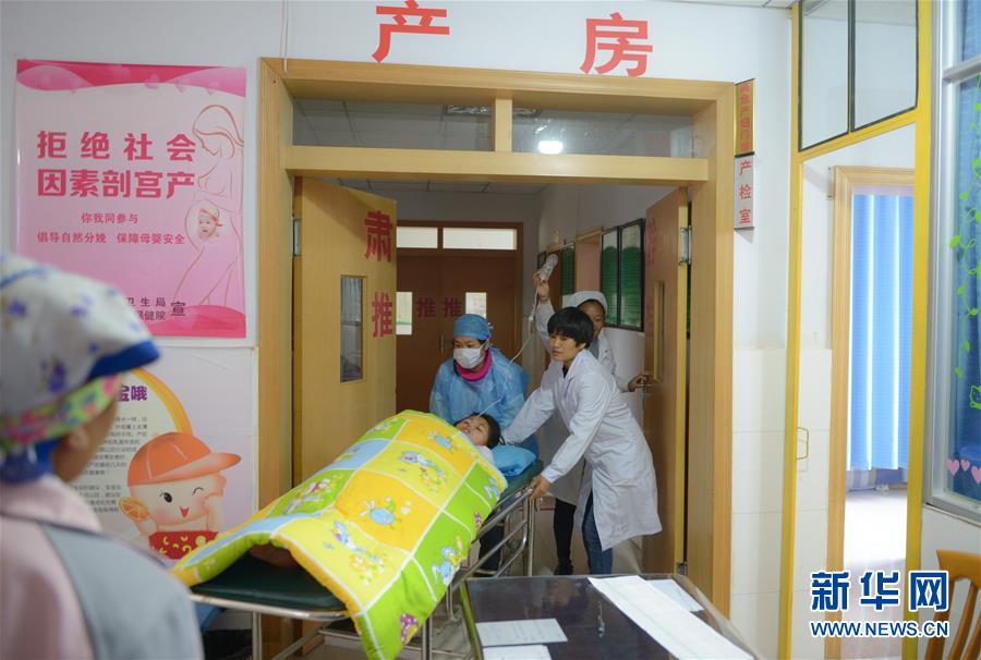 郭美英在云南省弥勒市西二镇中心卫生院把刚刚分娩的妈妈推出产房