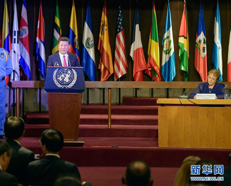 11月22日，国家主席习近平在圣地亚哥联合国拉丁美洲和加勒比经济委员会总部出席中拉媒体领袖峰会开幕式。智利总统巴切莱特陪同出席。在热烈的掌声中，习近平发表题为《开创中拉媒体合作新局面》的致辞。新华社记者 王晔 摄