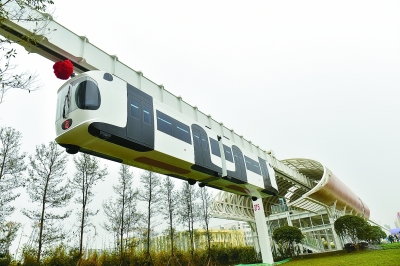 我国首列新能源悬挂式"空铁"成都试跑-新华网