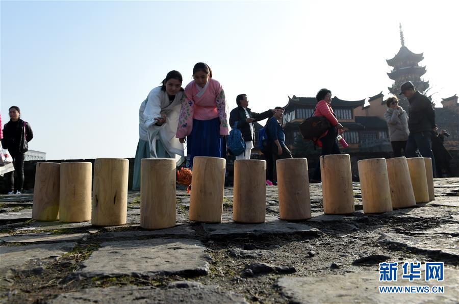 南京举行城墙复古运动会