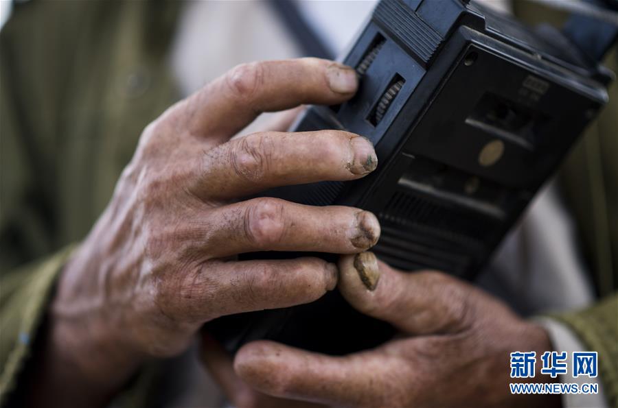 多年的放牧生活在魏德友的手上留下岁月的印记,破