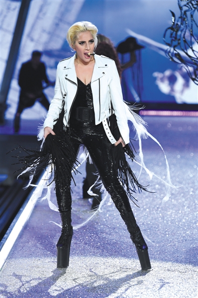 今年"维密秀"的表演嘉宾有三人:bruno mars,lady gaga和the weeknd(从