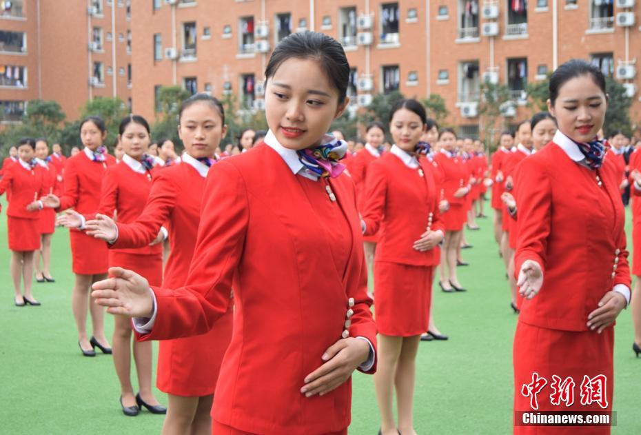 成都学校老师独创空乘礼仪操准空姐空少齐跳舞