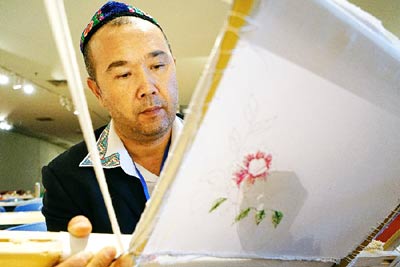 师傅却是远近闻名的"绣郎"——卡德尔·热合曼