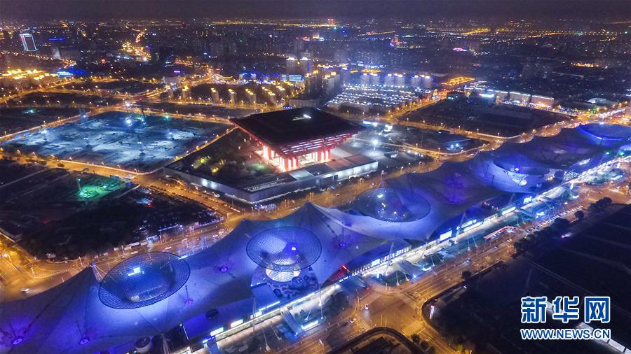 航拍夜幕下的上海世博园一角(12月31日摄)