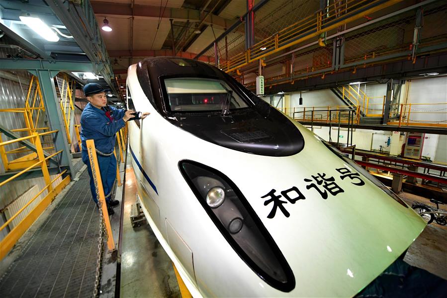 （社会）（12）跨年夜里的坚守&mdash;&mdash;高铁机械师