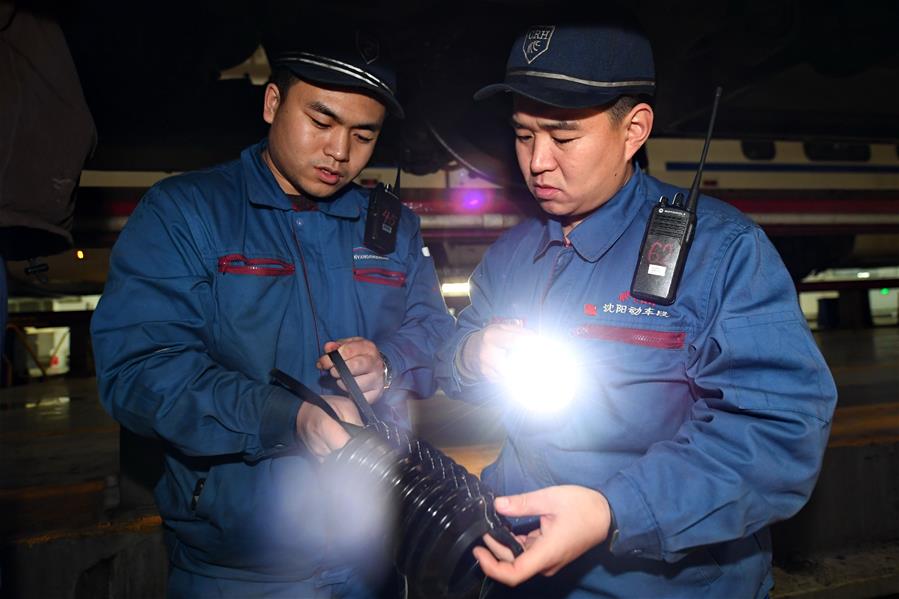 （社会）（13）跨年夜里的坚守&mdash;&mdash;高铁机械师