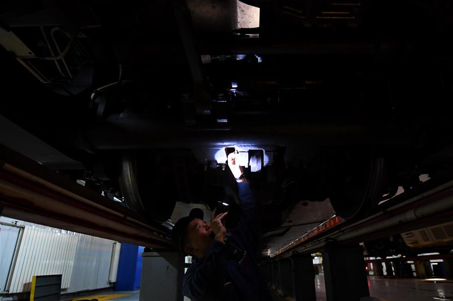 （社会）（14）跨年夜里的坚守&mdash;&mdash;高铁机械师