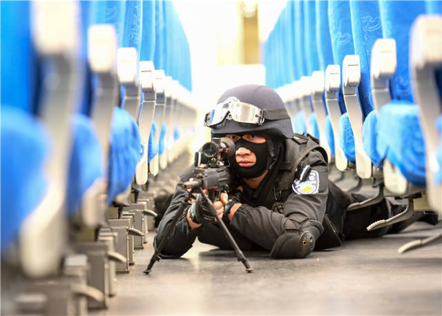 重铁特警应急处置演练保春运安全