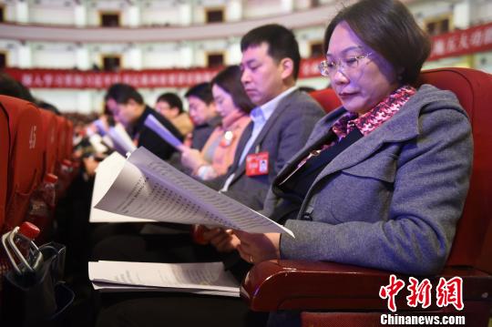 徐敬业说,过去一年,重庆市政协常委会引导广大政协委员认真履行政治