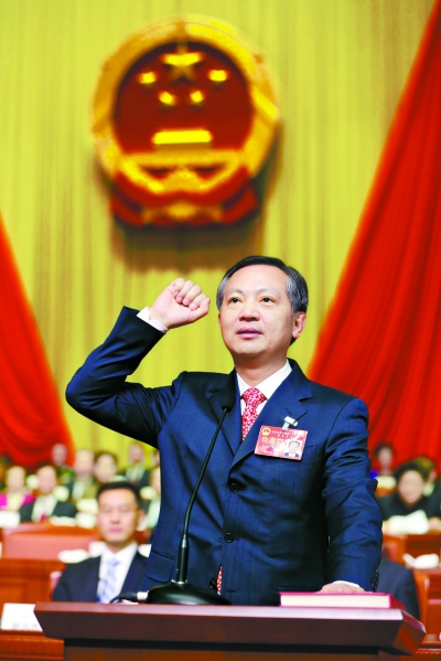 北京两会12位当选人手按宪法宣誓