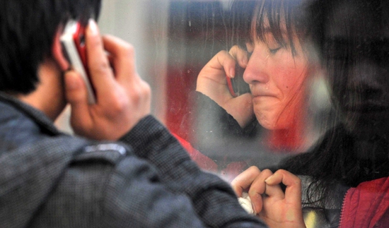 2011年1月29日,广州火车站站台上,开往北京西的列车旁,一对情侣在泪别