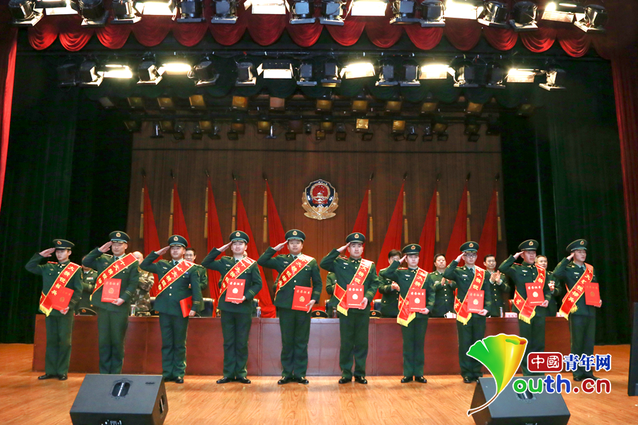 图为颁奖现场"十大精锐标兵"获奖者向官兵集体敬礼.