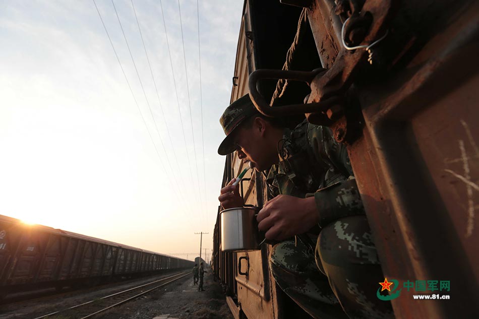记者6天5夜实录:武警押运兵的神秘生活