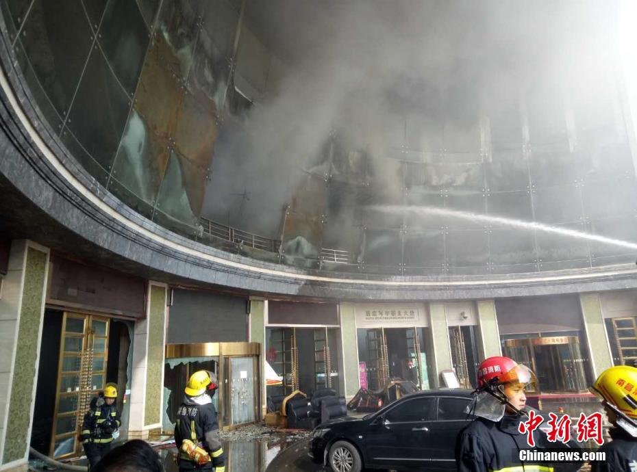 江西南昌一星级酒店发生火灾 有人员被困
