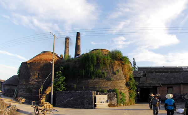 有200多年历史,迄今还在生产的"活遗址窑墩"——干窑镇沈家和合窑.