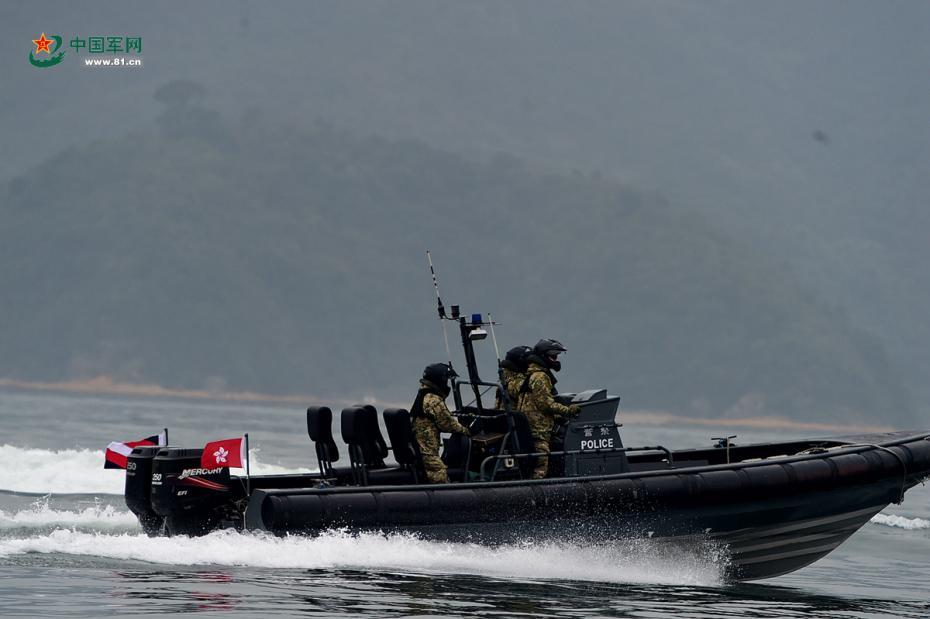 香港水警驾驶快艇追击目标. 陈龙 摄 图片来源:中国军网