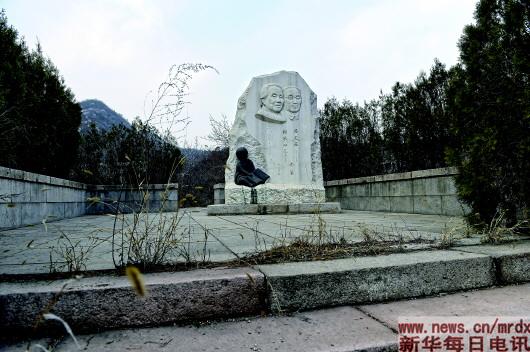 茅盾雕塑旁碑文不知所踪   冰心墓碑被红漆涂抹痕迹仍存,田汉