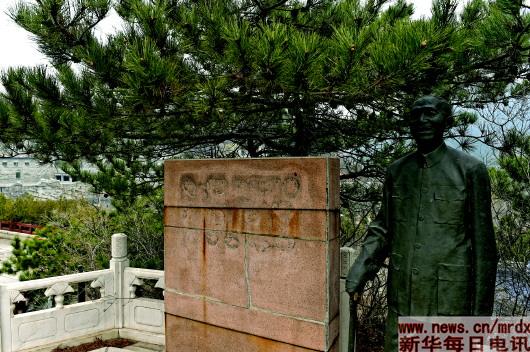 冰心夫妇墓碑上红色油漆印迹依然可见.