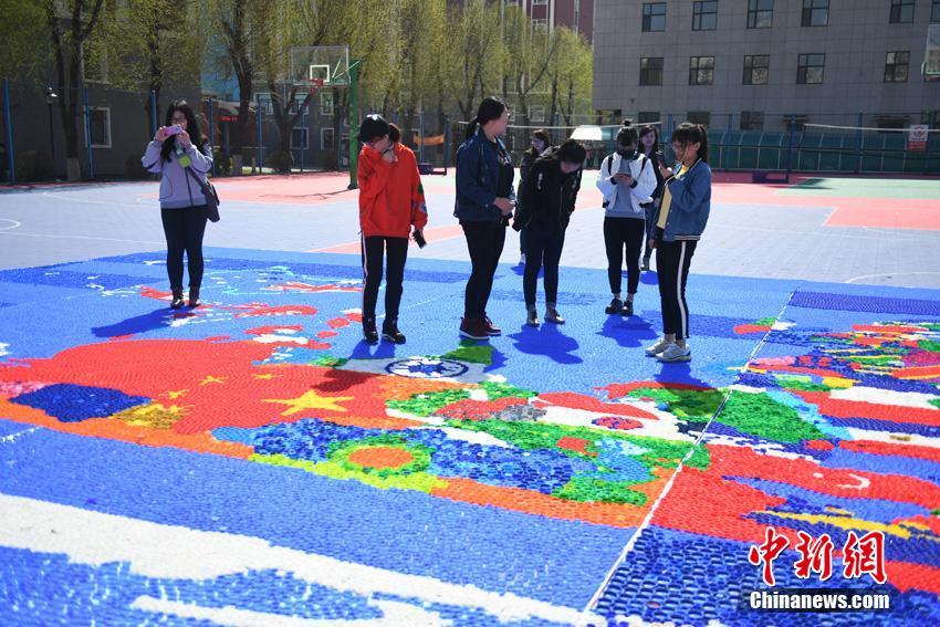 长春大学生用近30万瓶盖拼巨幅世界地图
