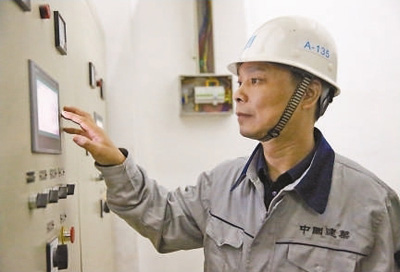 梁跃辉身怀绝技铁裁缝