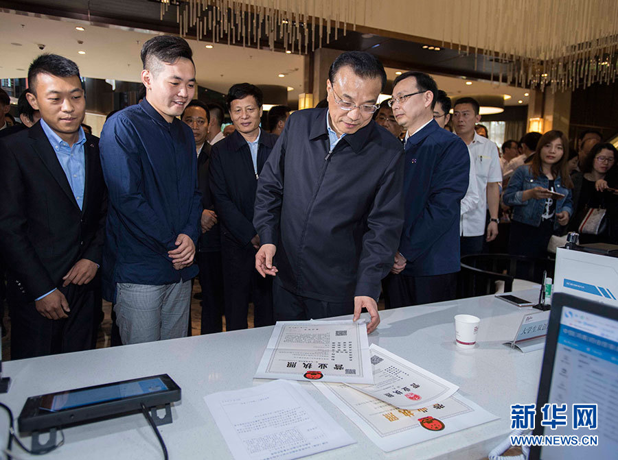 5月8日至9日，中共中央政治局常委、国务院总理李克强在河南开封、新乡、郑州考察。这是5月8日，李克强在河南自贸试验区开封片区综合服务中心与办事的群众和前来咨询创业的大学生互动交流。新华社记者 李涛 摄