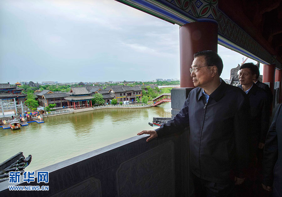 5月8日至9日，中共中央政治局常委、国务院总理李克强在河南开封、新乡、郑州考察。这是5月8日，李克强在开封市龙亭区大兴社区查看棚户区和旧城改造情况。新华社记者 李涛 摄