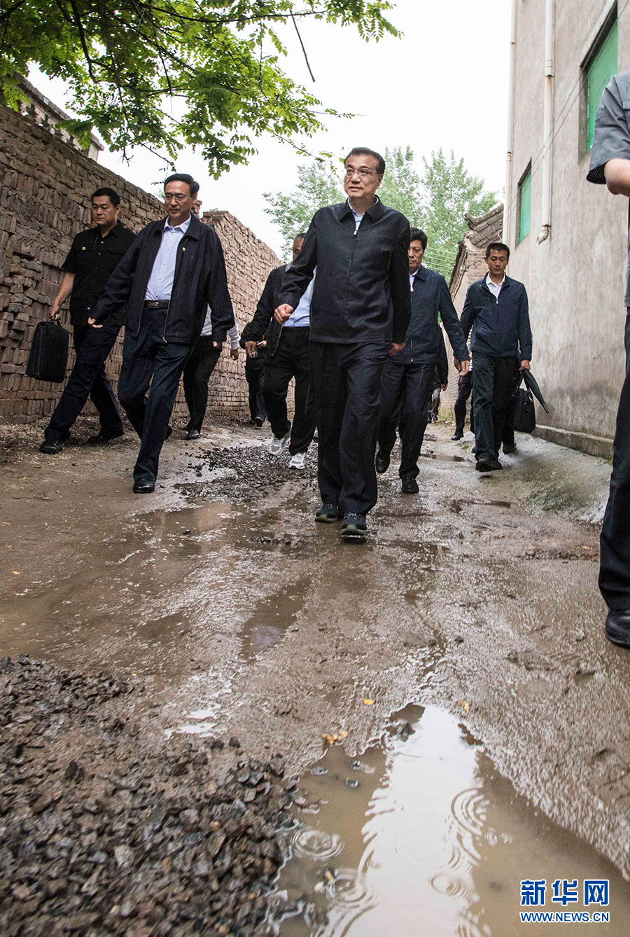5月8日至9日，中共中央政治局常委、国务院总理李克强在河南开封、新乡、郑州考察。这是5月8日，李克强在新乡市封丘县李庄村冒雨查看了解滩区居民生活情况和搬迁意愿。新华社记者 李涛 摄