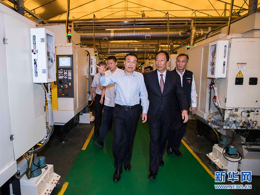 5月8日至9日，中共中央政治局常委、国务院总理李克强在河南开封、新乡、郑州考察。这是5月9日，李克强在郑州富士康科技园组装车间考察。新华社记者 李涛 摄