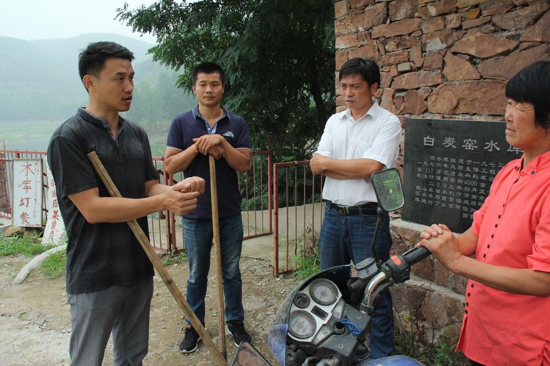 和村两委商议借助水库资源搞乡村旅游规划(左一为文海生)