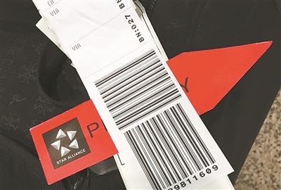 托运行李上的优先标签.记者 邹菲 摄