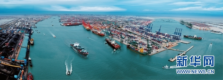 鸟瞰天津港.(天津港集团供图,新华网发)