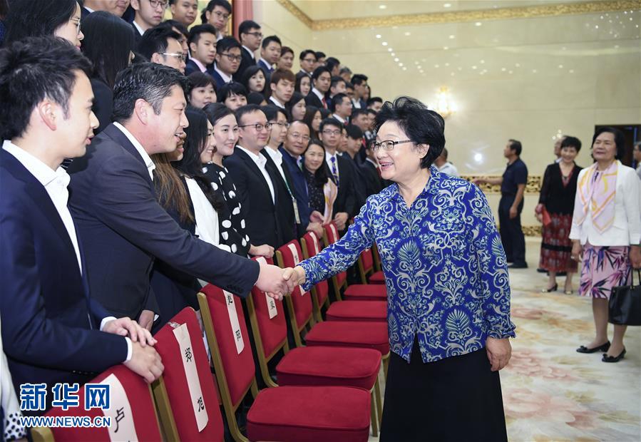 李海峰会见港澳青年社团代表