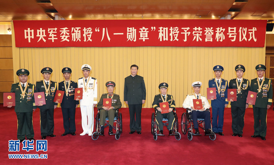 7月28日,中央军委颁授“八一勋章”和授予荣誉称号仪式在北京八一大楼隆重举行。中共中央总书记、国家主席、中央军委主席习近平向“八一勋章”获得者颁授勋章和证书,向获得荣誉称号的单位颁授奖旗。这是习近平同获得“八一勋章”的同志集体合影。新华社记者李刚摄 7月28日,中央军委颁授“八一勋章”和授予荣誉称号仪式在北京八一大楼隆重举行。中共中央总书记、国家主席、中央军委主席习近平向“八一勋章”获得者颁授勋章和证书,向获得荣誉称号的单位颁授奖旗。这是习近平同获得“八一勋章”的同志集体合影。新华社记者李刚摄