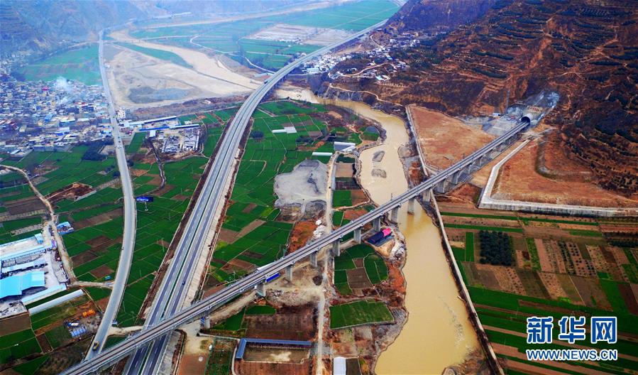 这是兰渝铁路甘肃陇南境内的汉王特大桥(右)与高速公路及国道交错