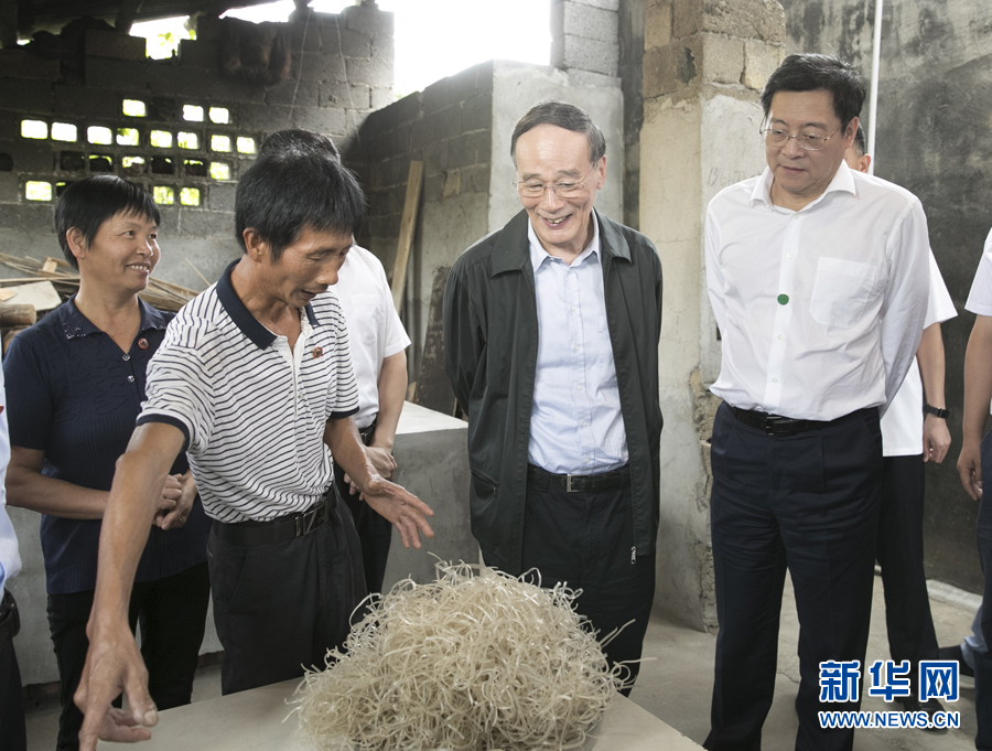 这是9月4日,王岐山在浏阳市官桥镇石灰嘴村贫困户家中了解脱贫情况.