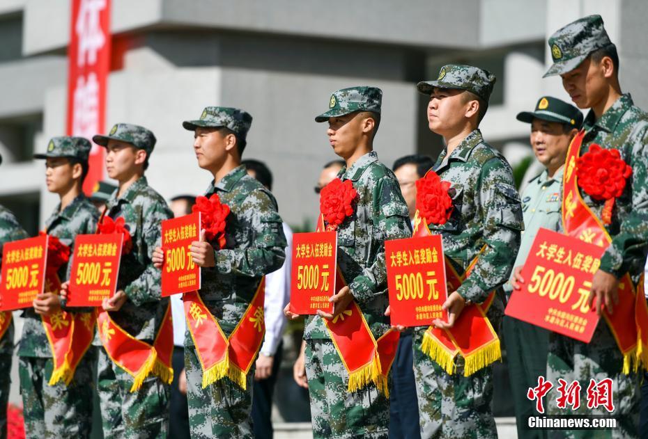 新疆乌鲁木齐欢送新兵入伍