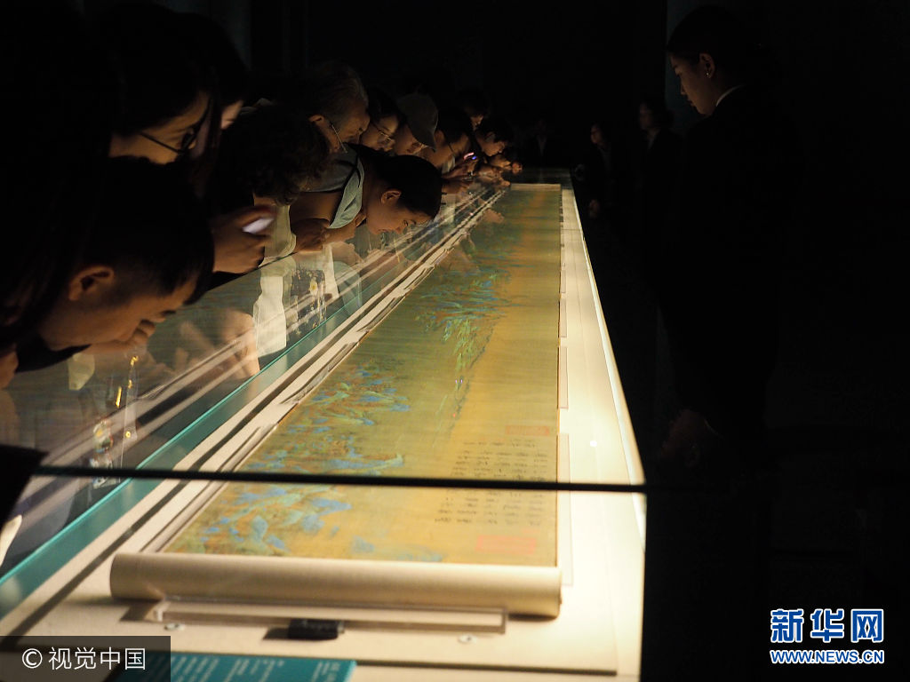 ***_***2017年9月15日，北京，观众排队观赏北宋王希孟的《千里江山图》。